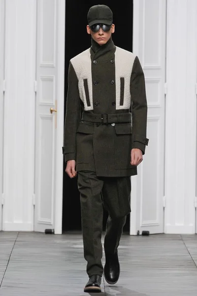 Look 15